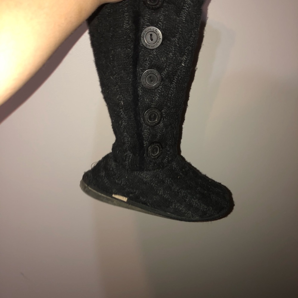 4/$35 Black boots. Size 9.